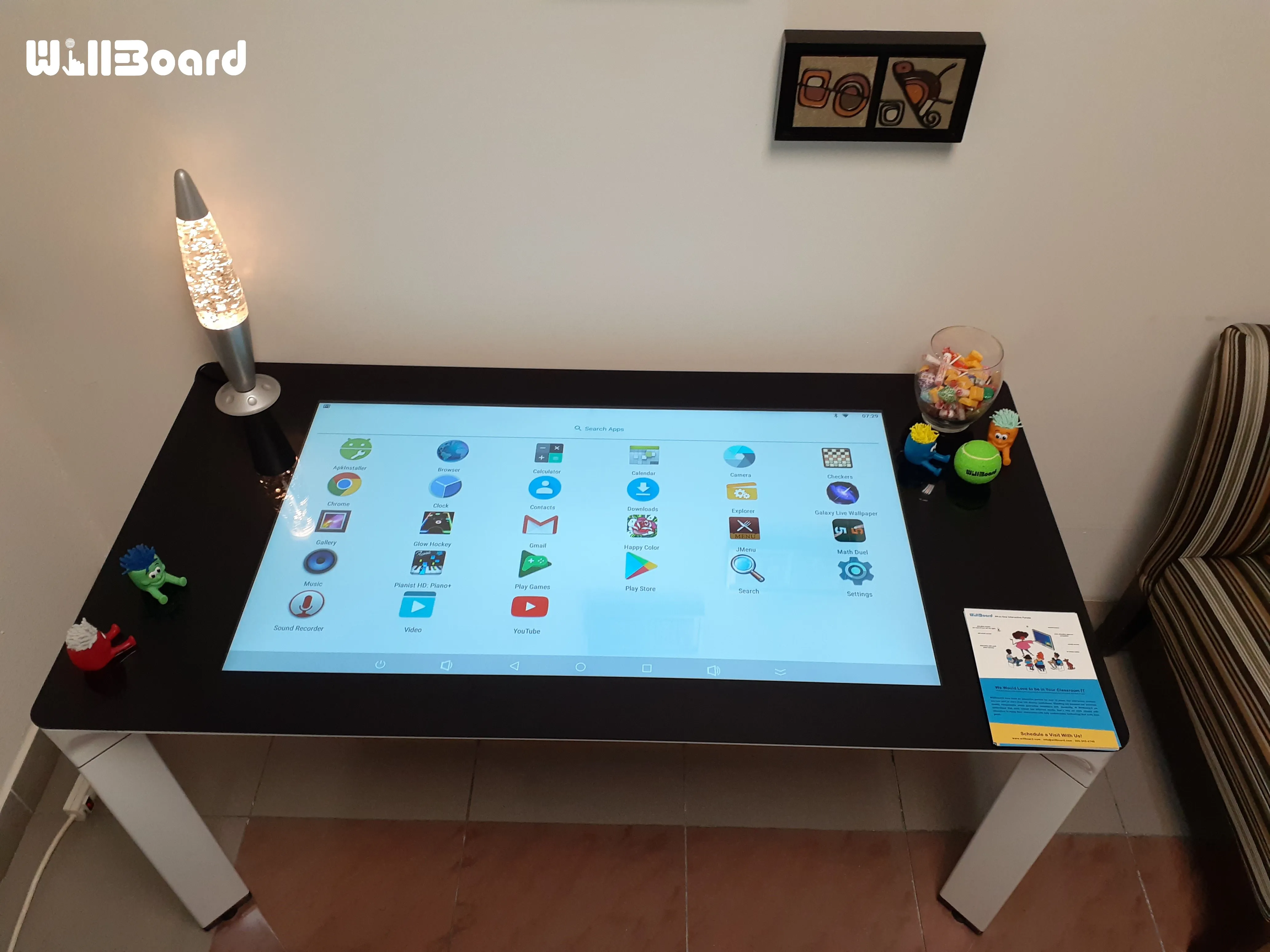 Cuarto infantil con una mesa interactiva Willboard